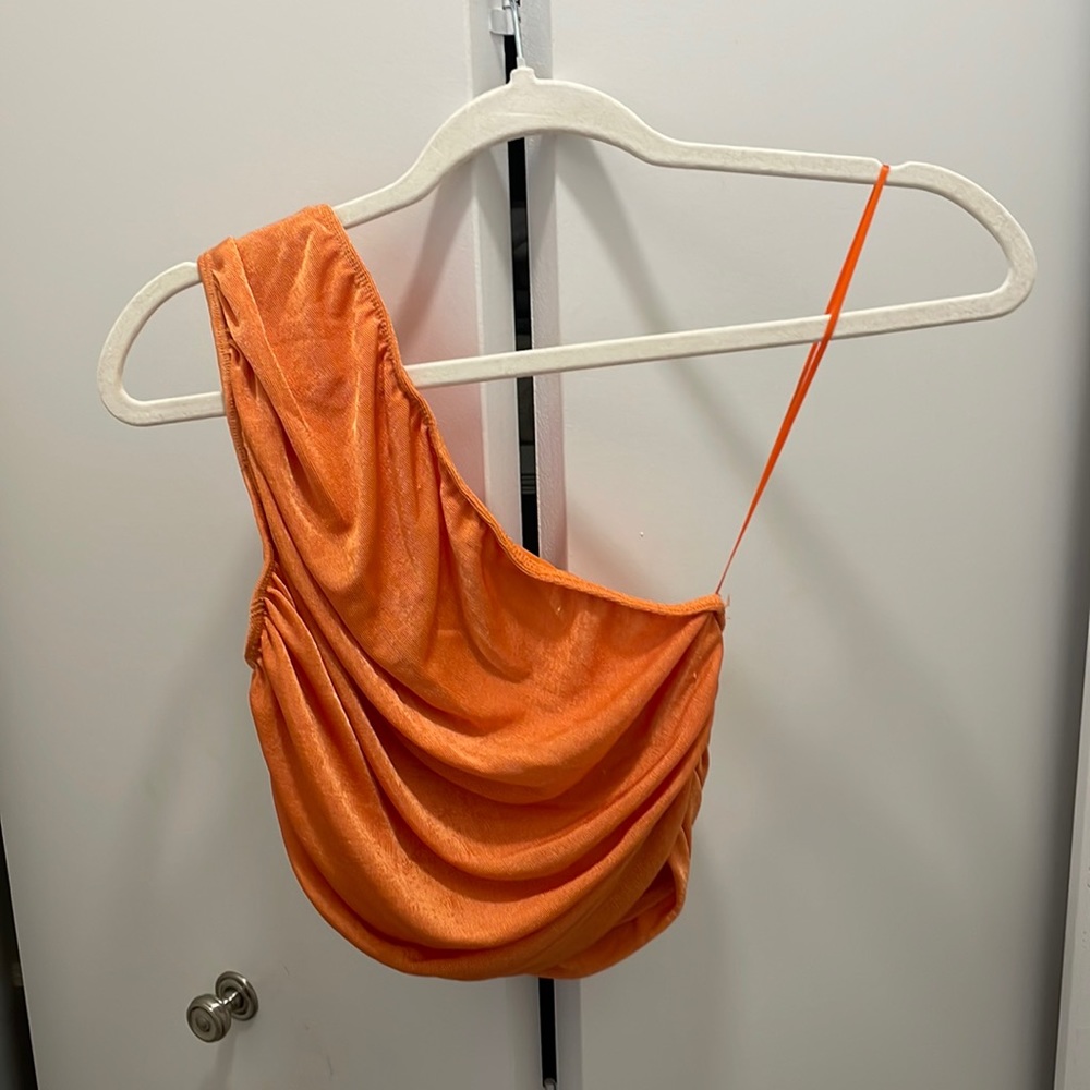 Gorgeous orange top. Sizes small. Stretchy material